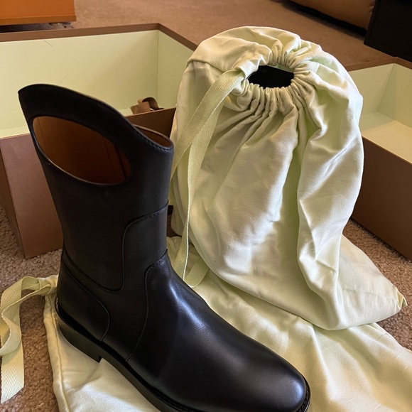 Unworn Burberry Boots for Men, Size 8.5 in US, 42 in Europe. - Picture 6 of 8